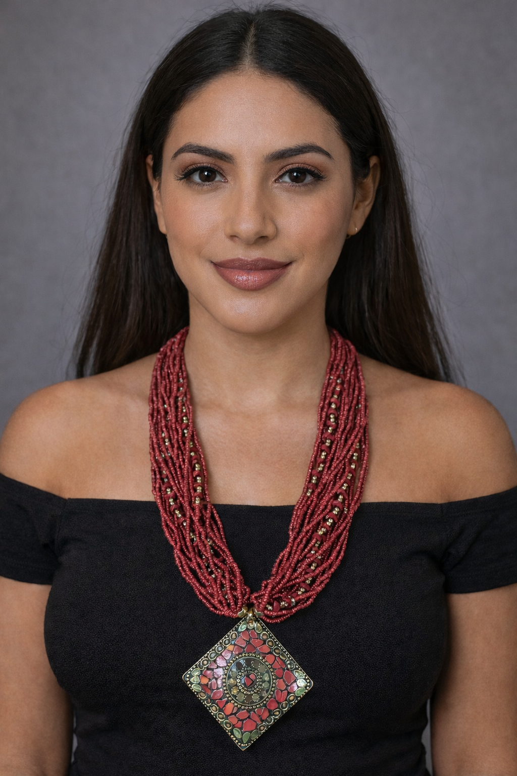 Collar Rojo Tradicional con Colgante