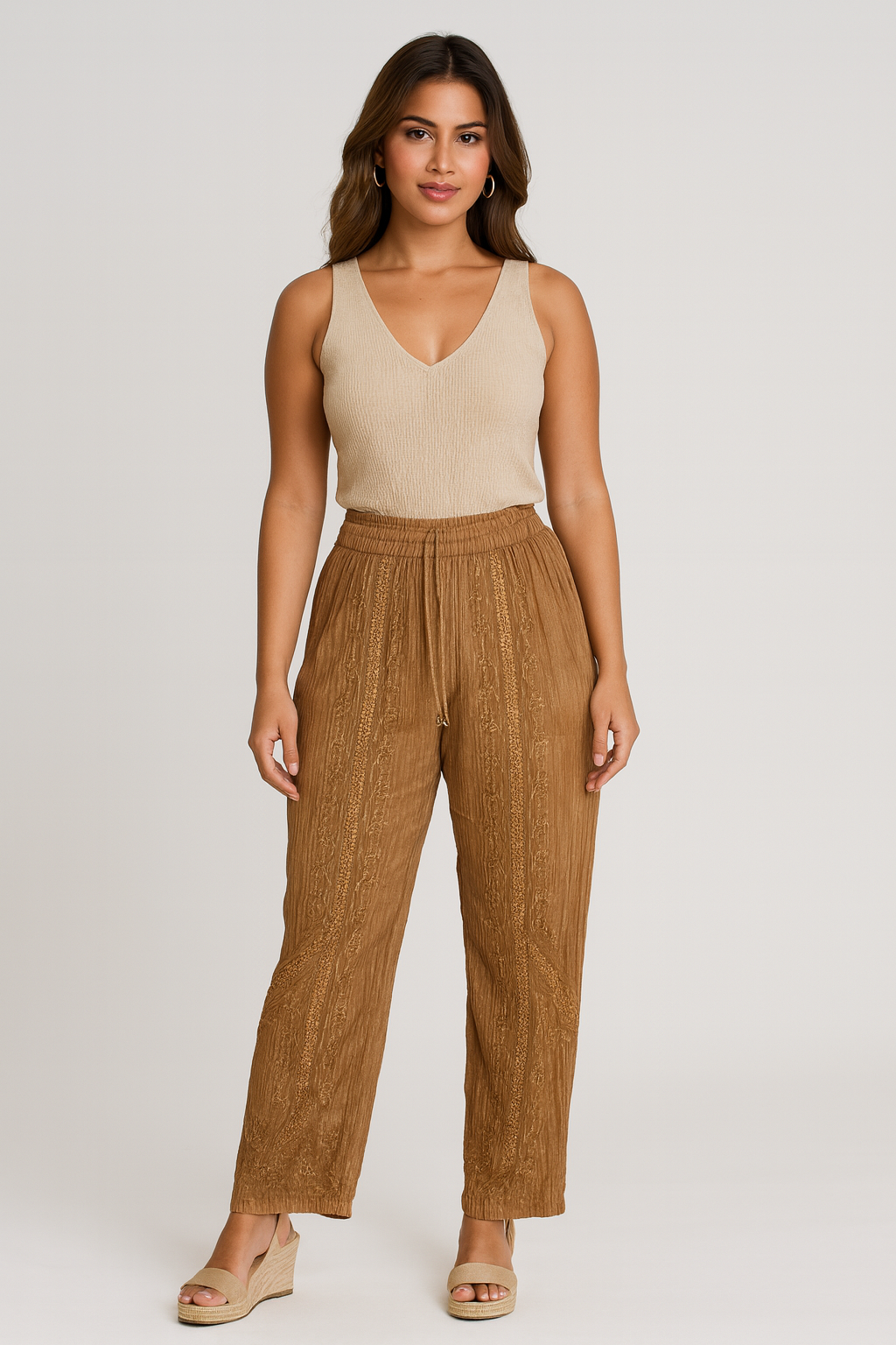 Pantalón Beige Bordado con Estilo Elegante y Cómodo