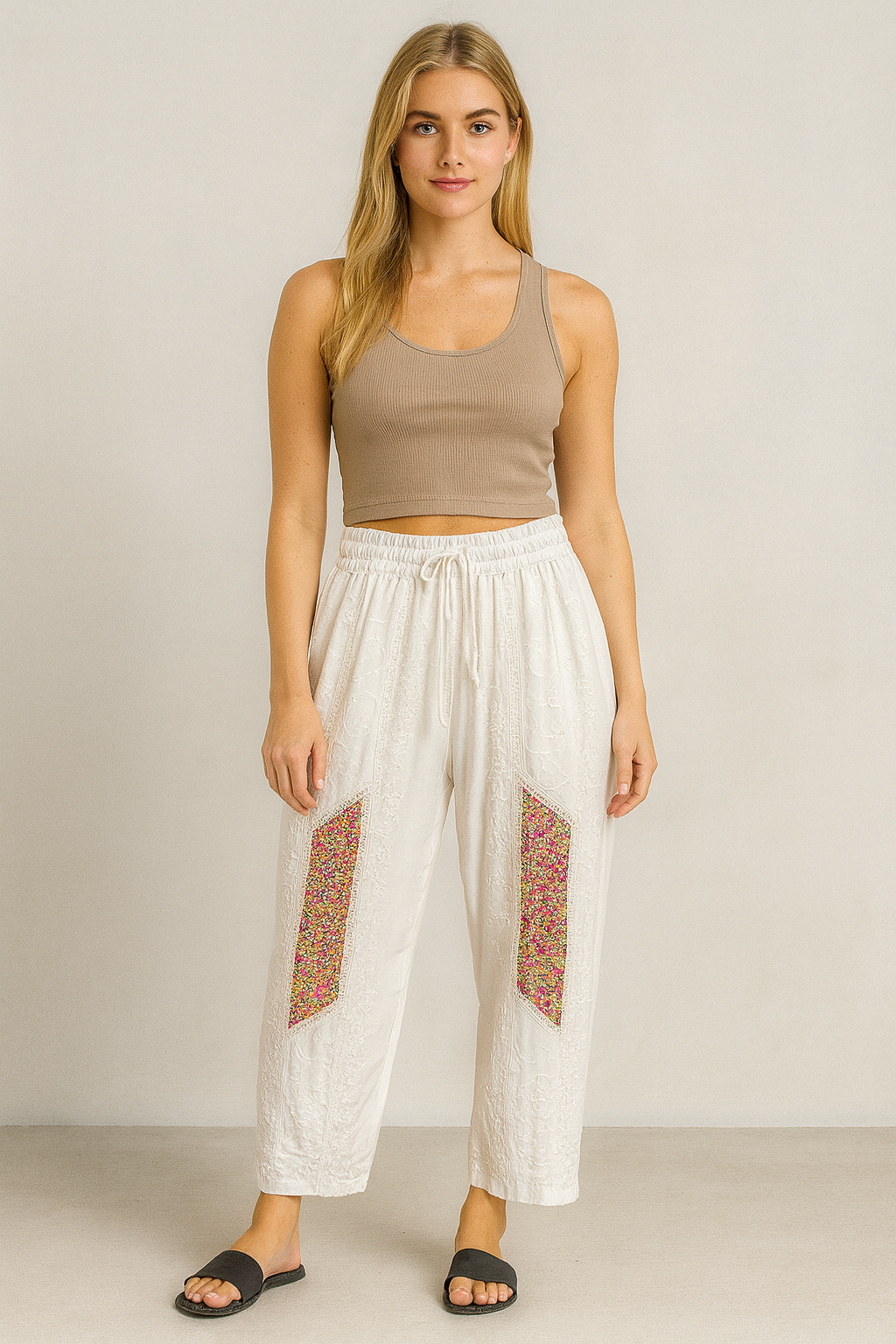 Pantalón Blanco con Bordado y Estilo Relajado