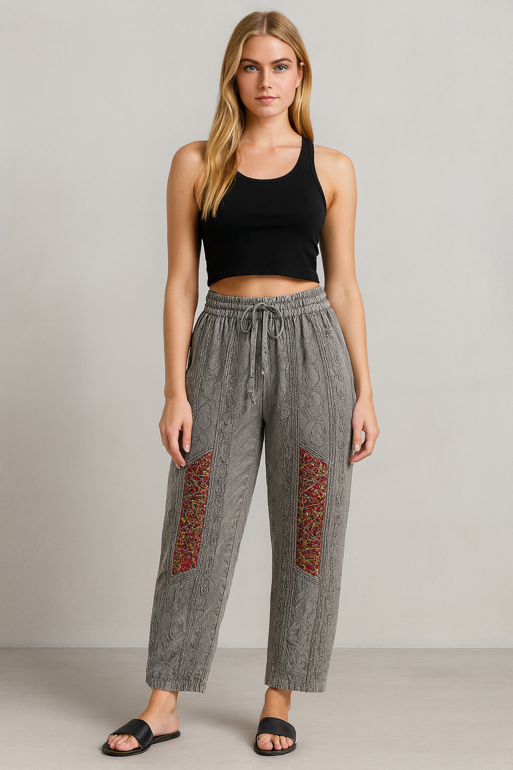Pantalón Gris con Bordado y Estilo Relajado