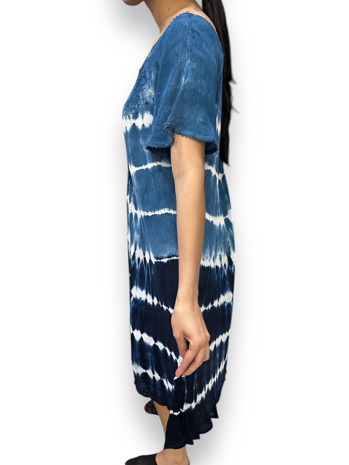 Vestido de dama azul marino con mangas