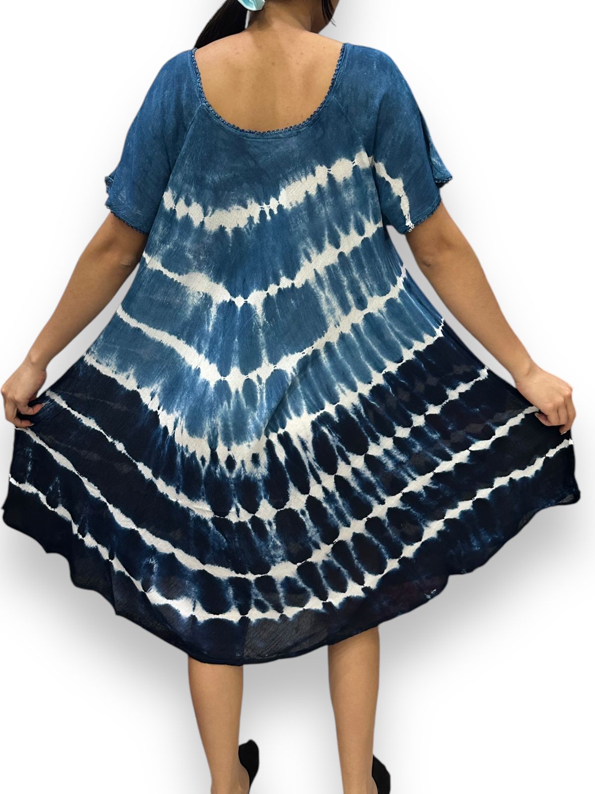 Vestido de dama azul marino con mangas