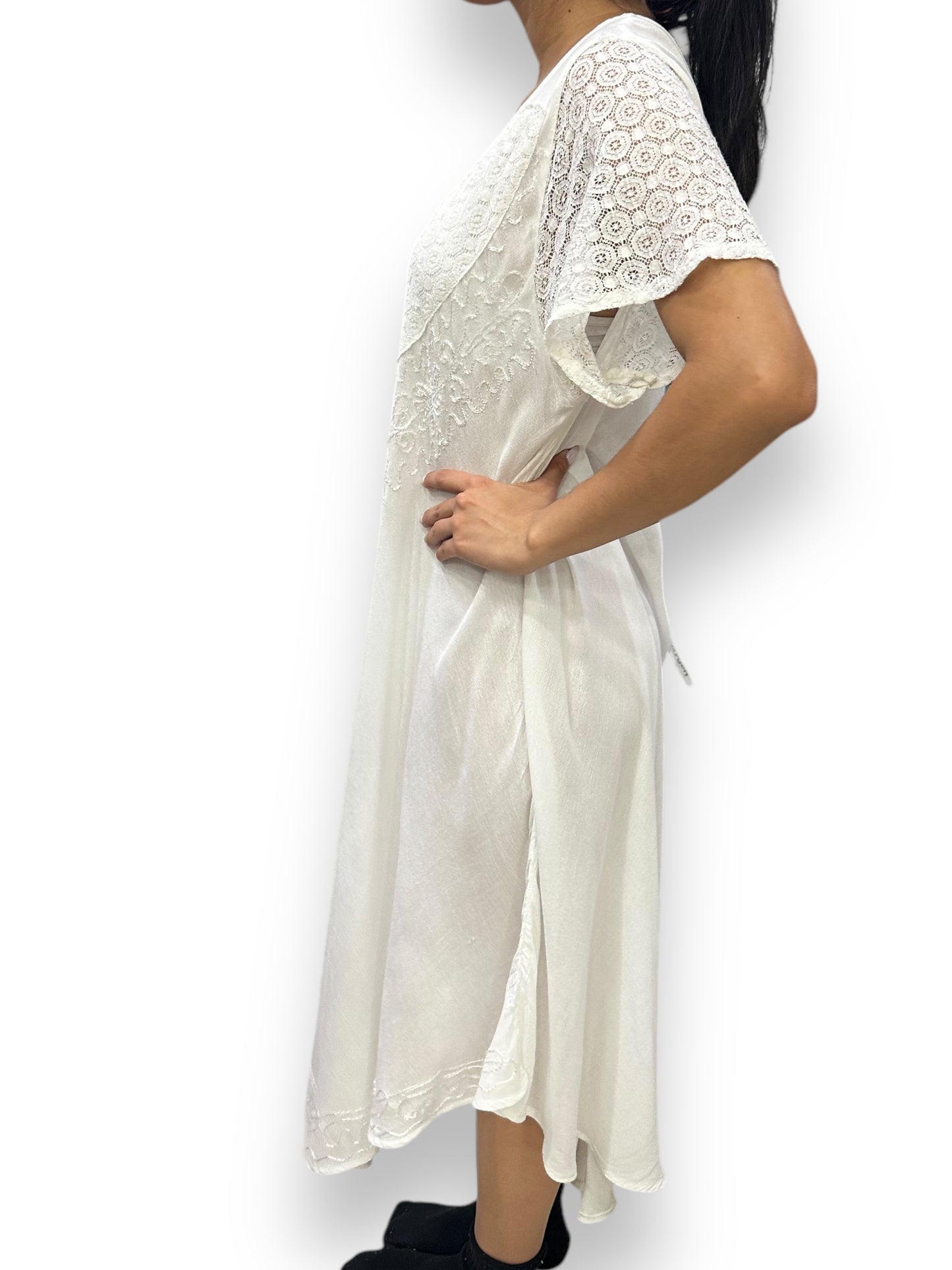 Vestido de dama blanco con mangas con bordados