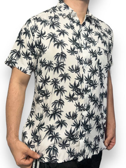 Camisa Hawaiana Playera Caribeña de Caballero Estampado Blanco de Palmeras