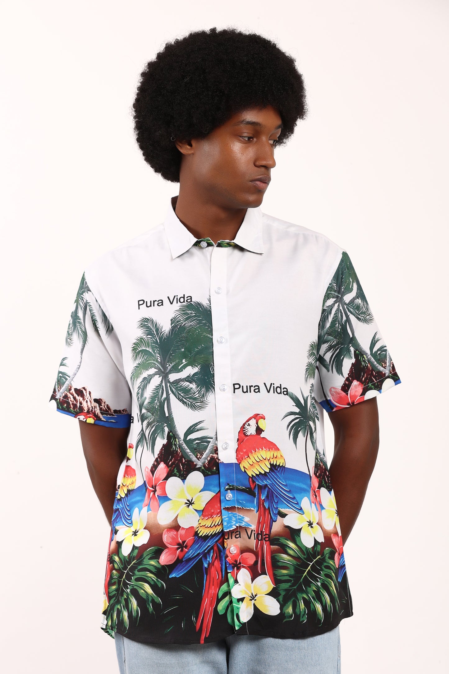 Camisa Hawaiana Playera Caribeña de Caballero Estampado Loros Lapas Pura Vida