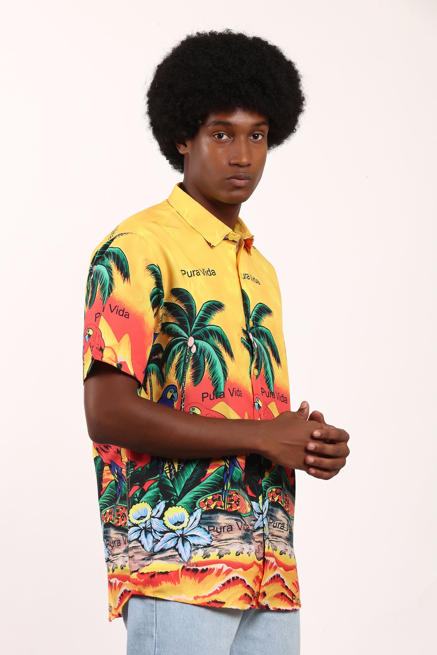 Camisa Hawaiana Playera Caribeña de Caballero Estampado Palmeras Fondo Amarillo Pura