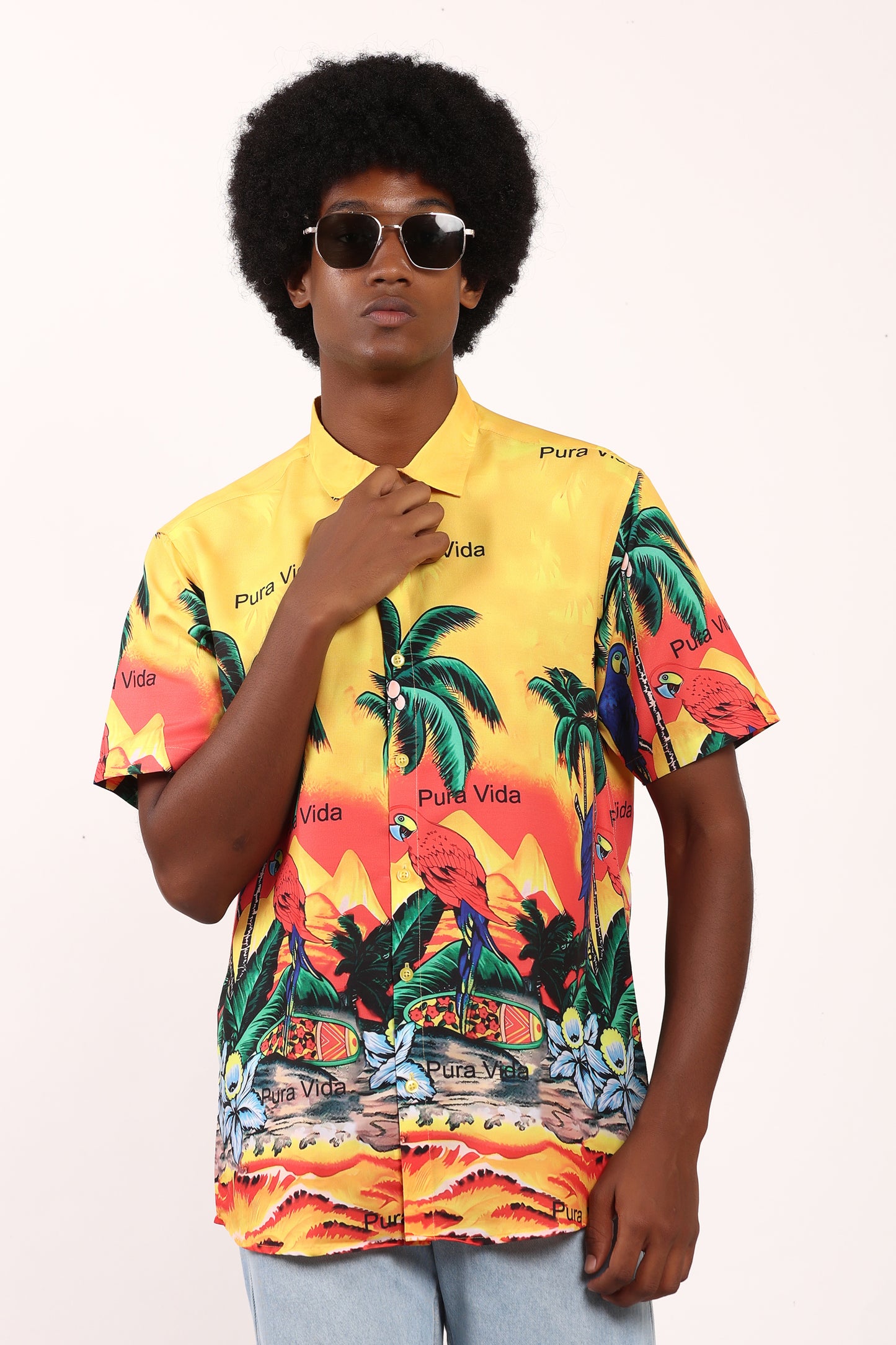 Camisa Hawaiana Playera Caribeña de Caballero Estampado Palmeras Fondo Amarillo Pura