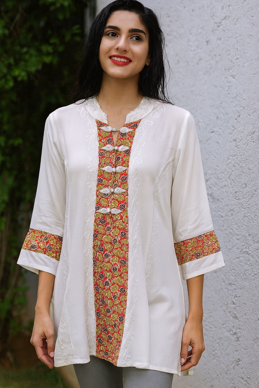 Blusa Blanca Estampada con Bordados Floreados Manga 3/4