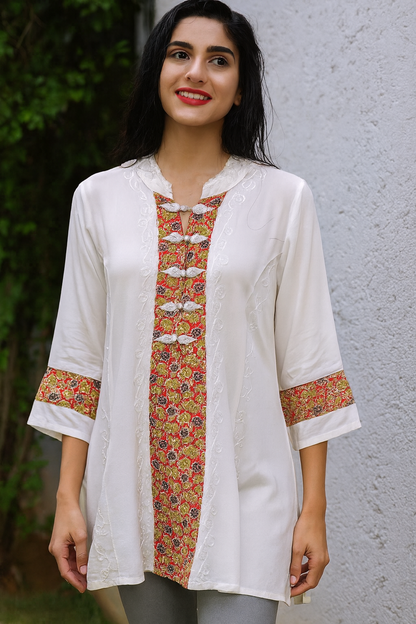 Blusa Blanca Estampada con Bordados Floreados Manga 3/4