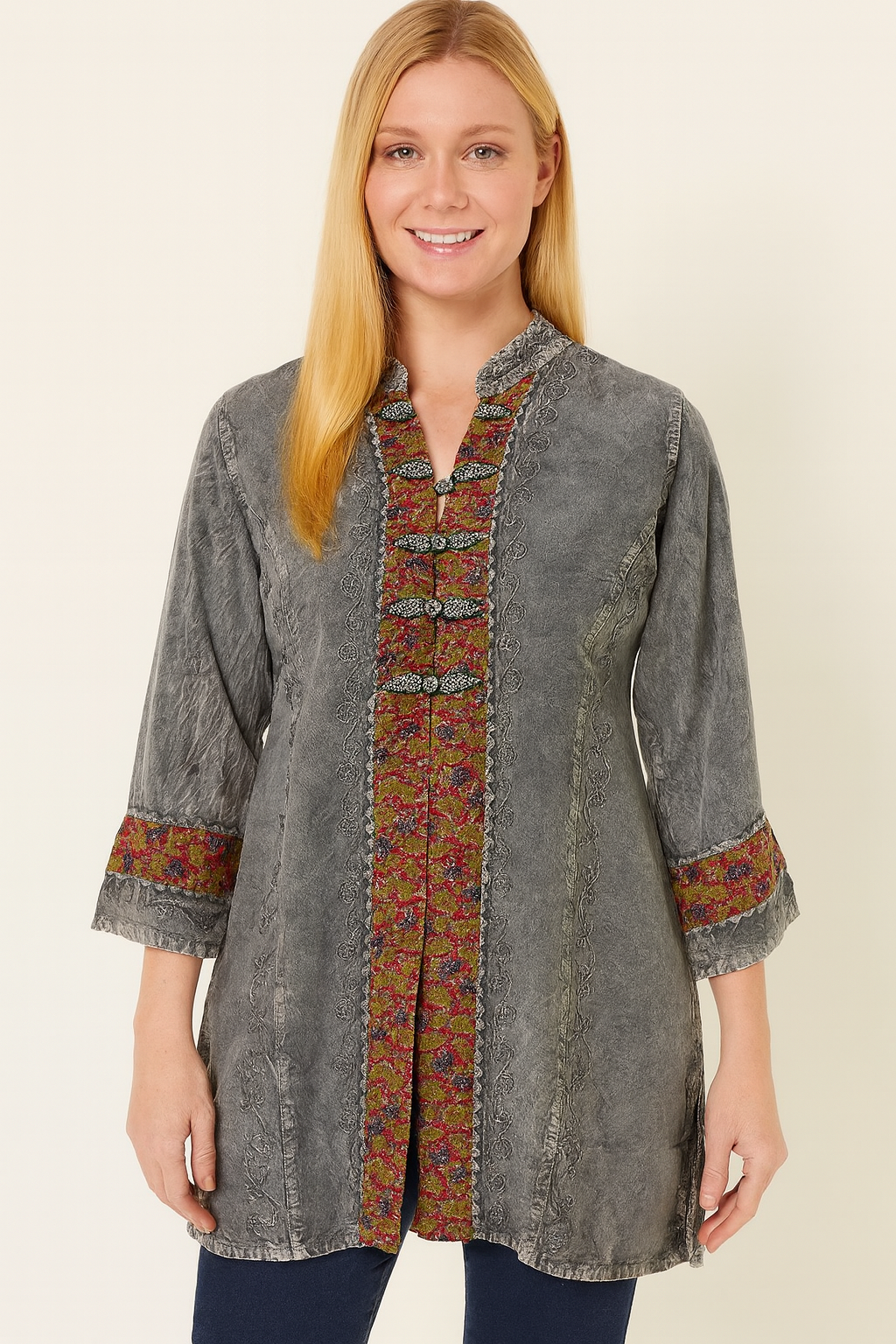 Blusa Gris Estampada con Bordados Floreados Manga 3/4