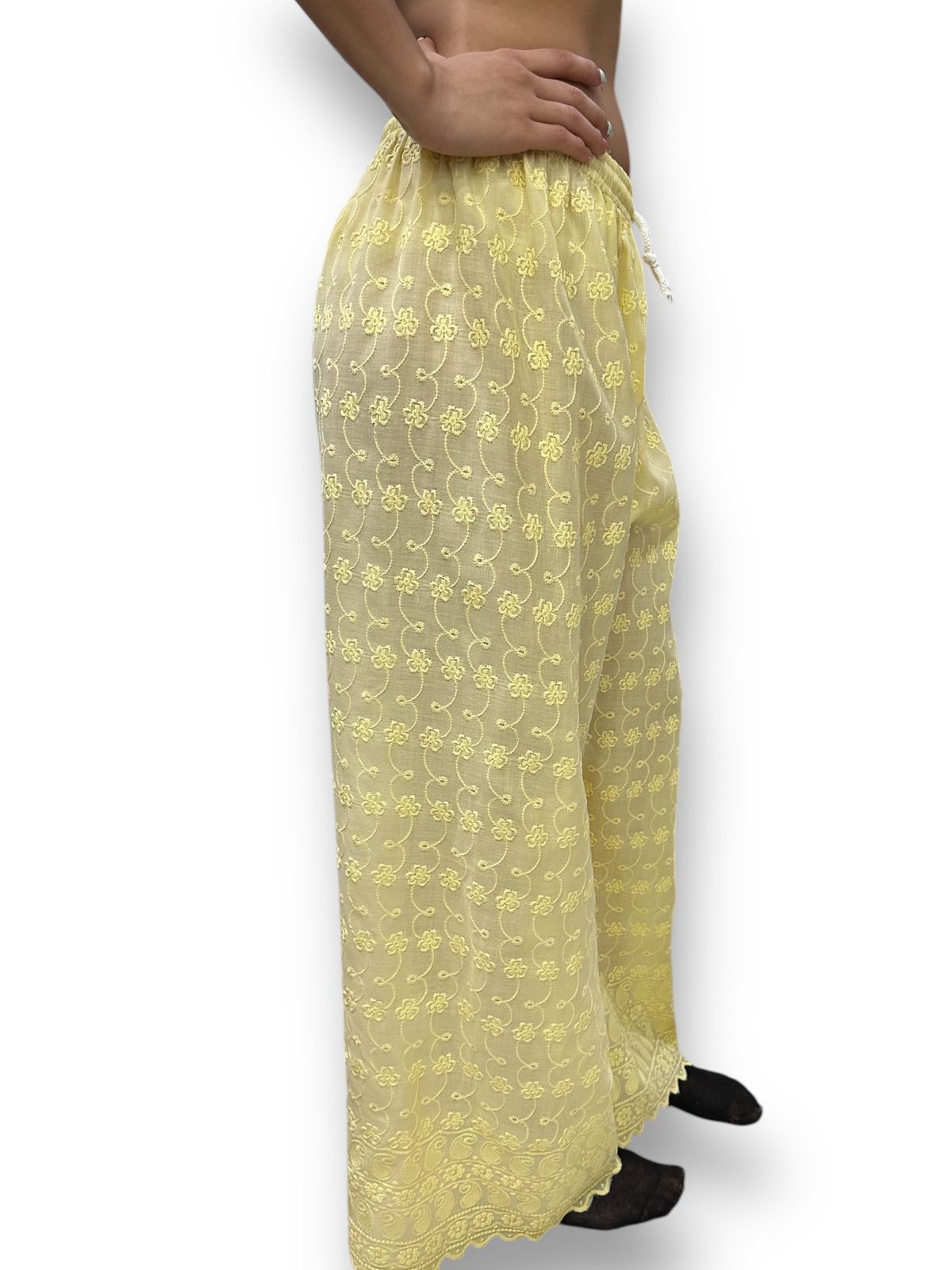 Pantalón de dama con encaje amarillo