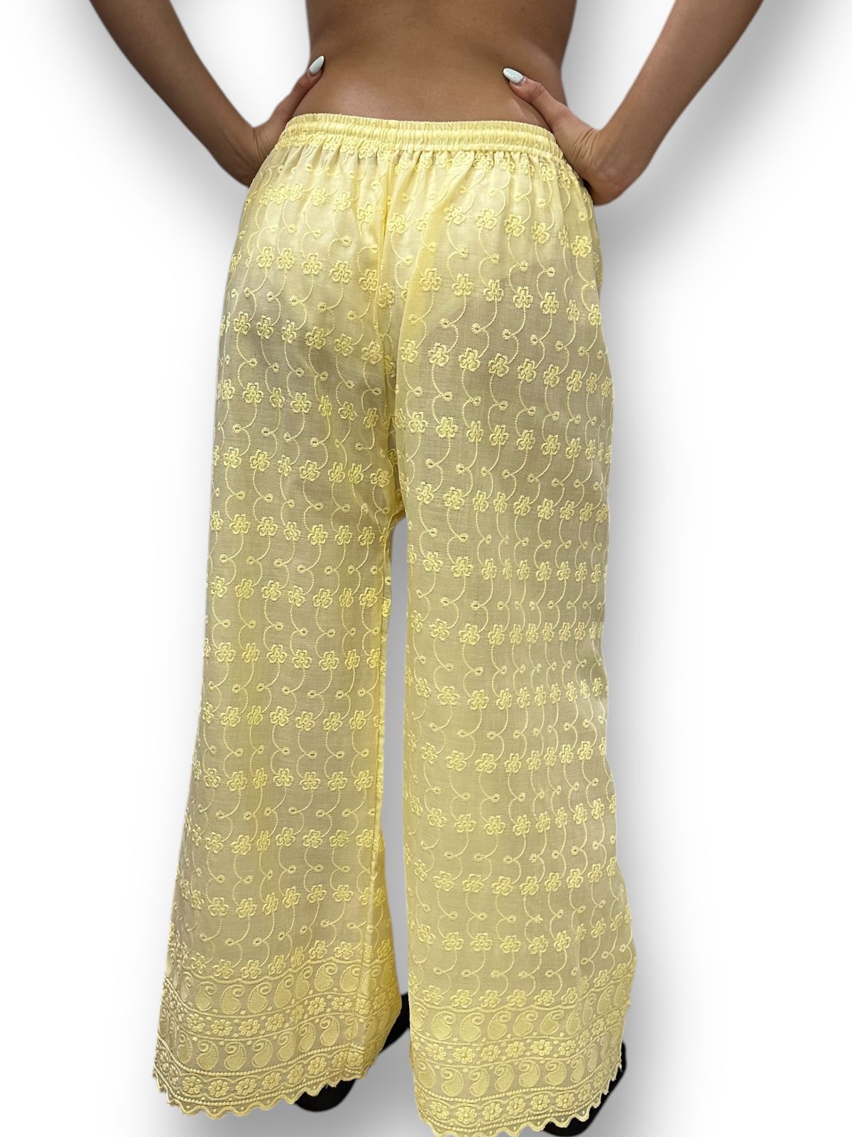 Pantalón de dama con encaje amarillo