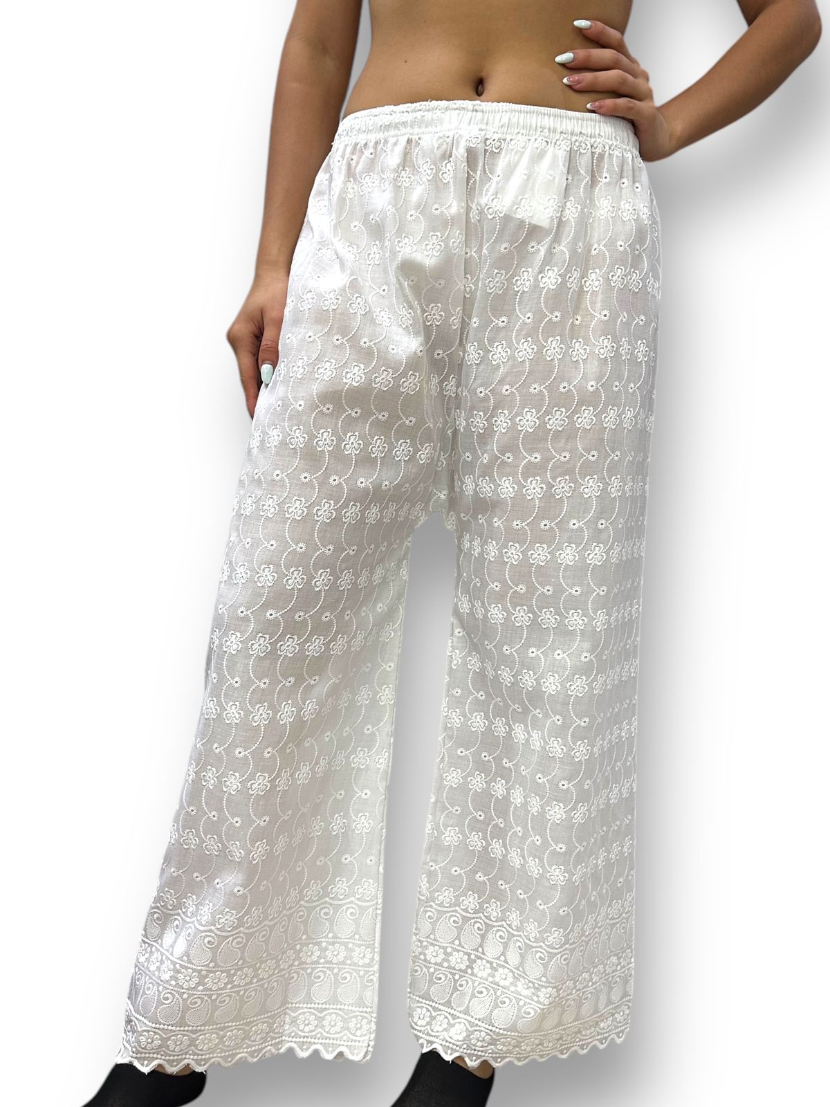 Pantalón de dama bordado con encaje blanco