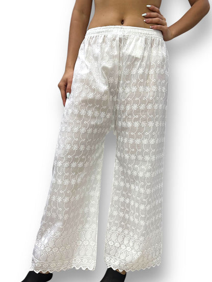 Pantalón de dama bordado con encaje blanco