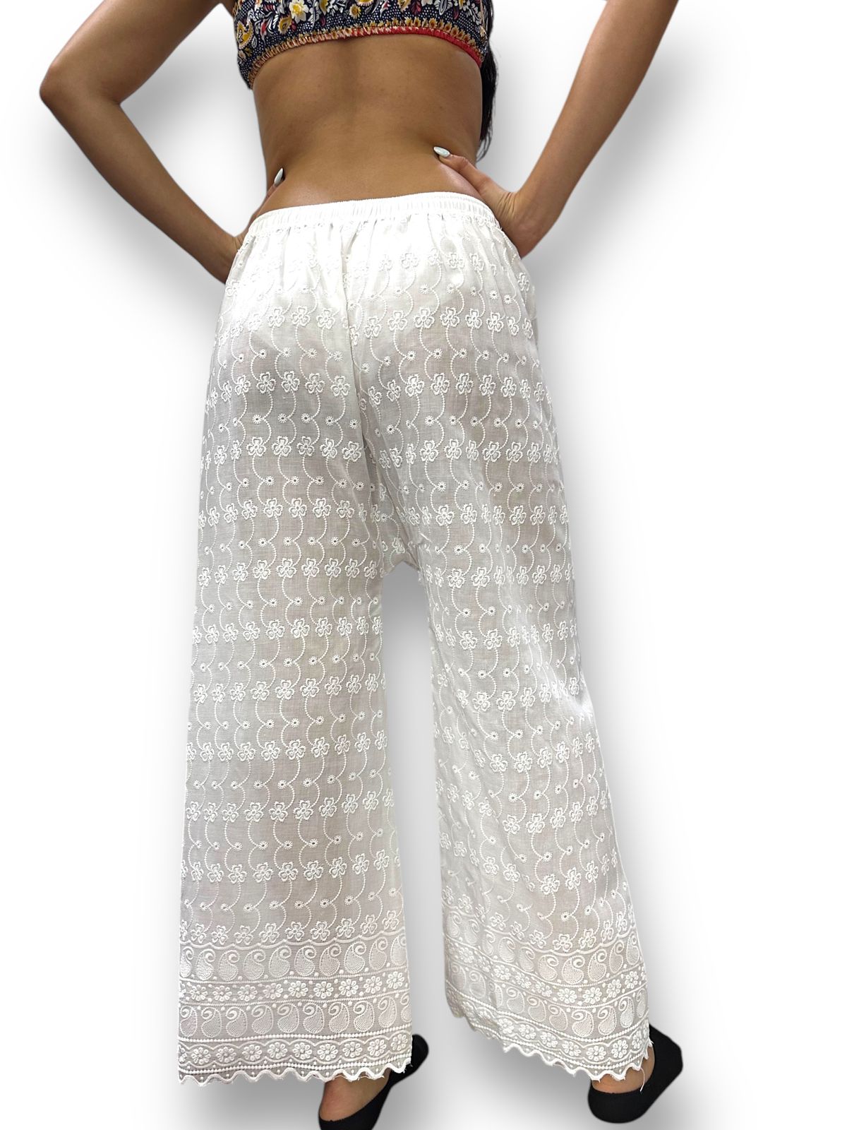 Pantalón de dama bordado con encaje blanco