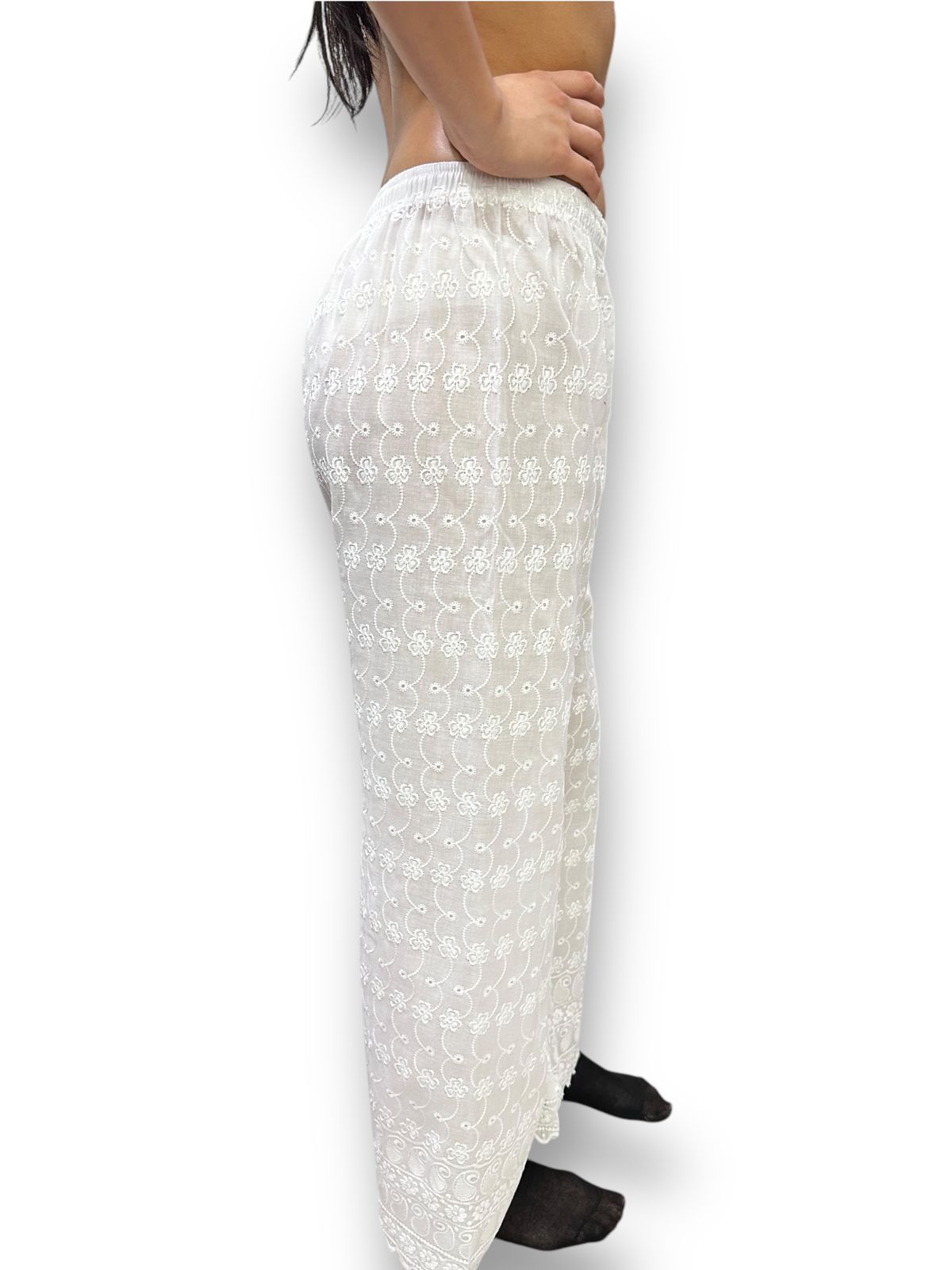 Pantalón de dama bordado con encaje blanco
