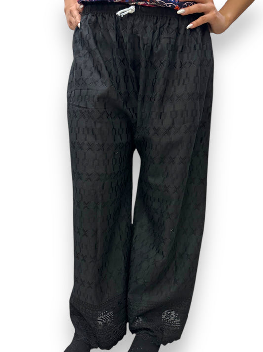 Pantalón de dama bordado con encaje negro