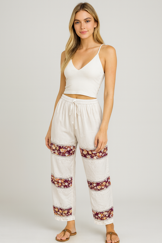 Pantalón Blanco Floral con Detalles Bordados