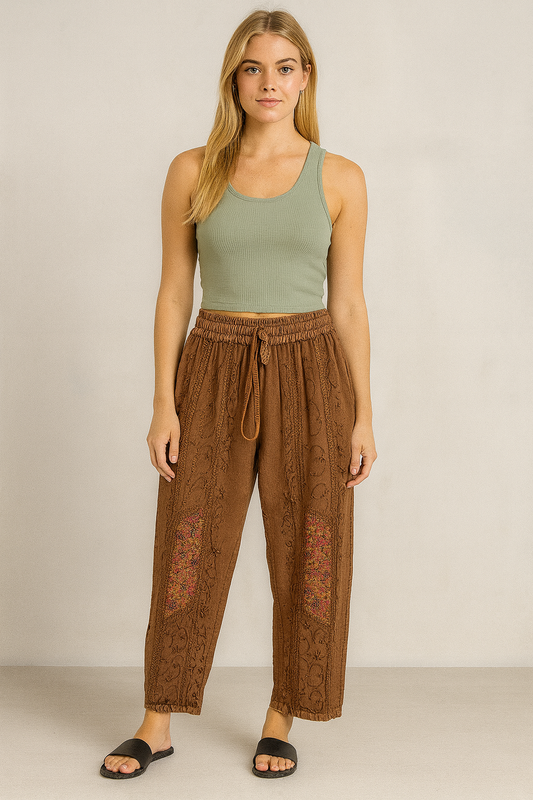 Pantalón Beige Oscuro con Bordado y Estilo Relajado