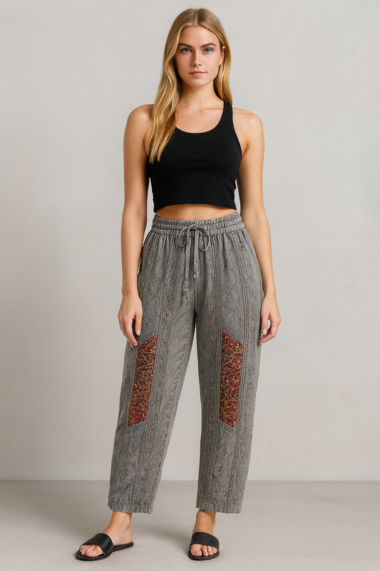 Pantalón Gris con Bordado y Estilo Relajado