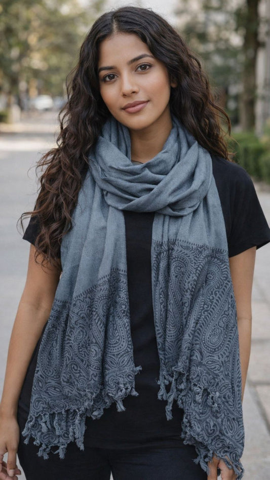 Bufanda Larga Tipo Shawl Gris con Diseños