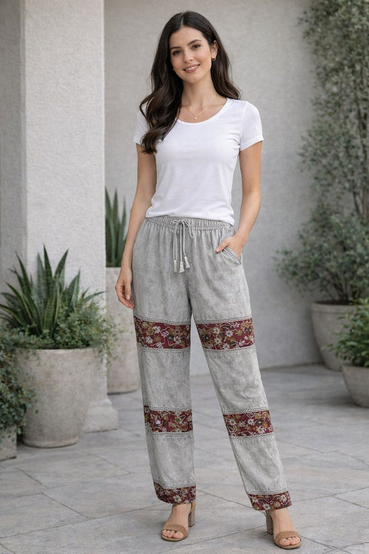 Pantalón Gris Floral con Detalles Bordados