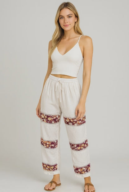 Pantalón Blanco Floral con Detalles Bordados