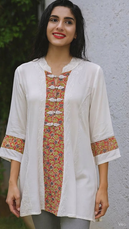 Blusa Blanca Estampada con Bordados Floreados Manga 3/4